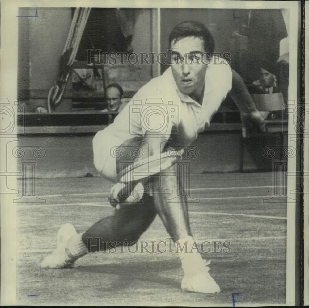 1968 Press Photo Russian tennis player Alexander Metrevili plays Wiimbledon - Historic Images