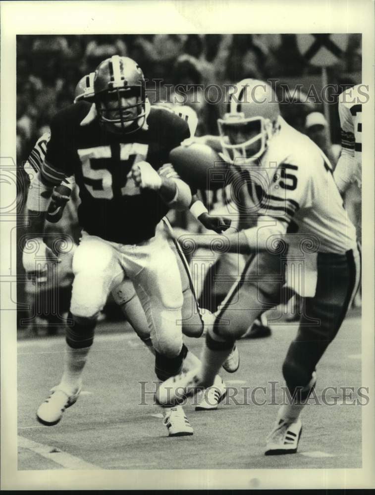 1980 Press Photo New Orleans Saints football player Jim Merlo #57 chas ...