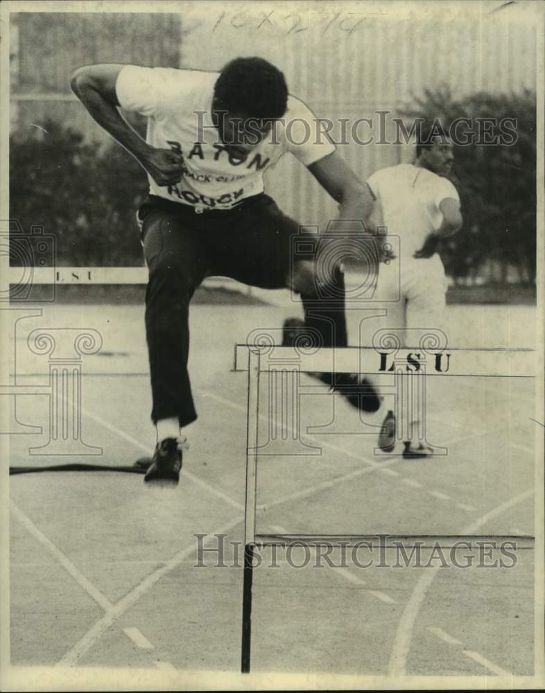 1975 Press Photo Louisiana State University track athlete Allan Mischer hurdles- Historic Images