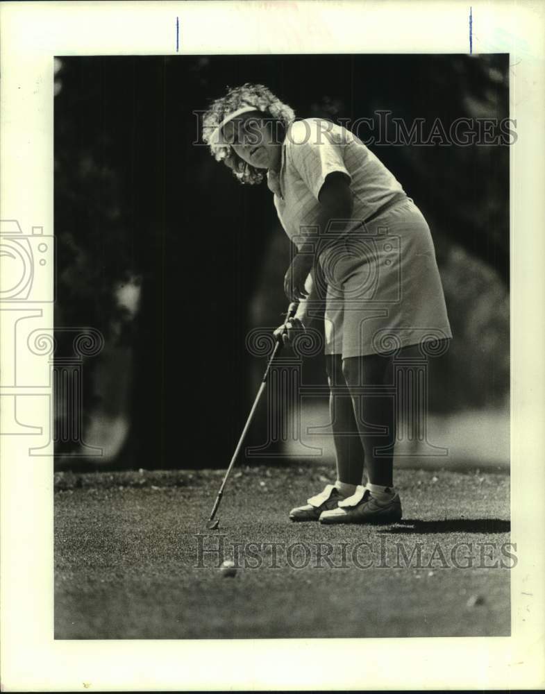 1988 Press Photo Golfer Becky Mitchell watches her ball at Audubon Park- Historic Images