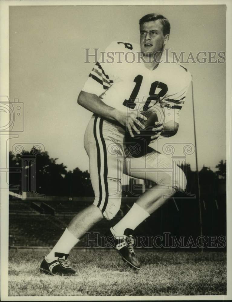 1967 Press Photo Georgia Tech football player Kim King #18 goes back to pass - Historic Images