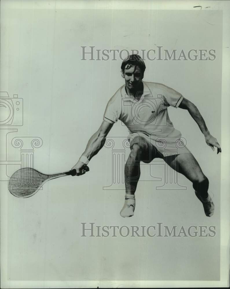 1970 Press Photo Tennis player Bob Lutz returns shot. He is Joe Namath of tennis - Historic Images