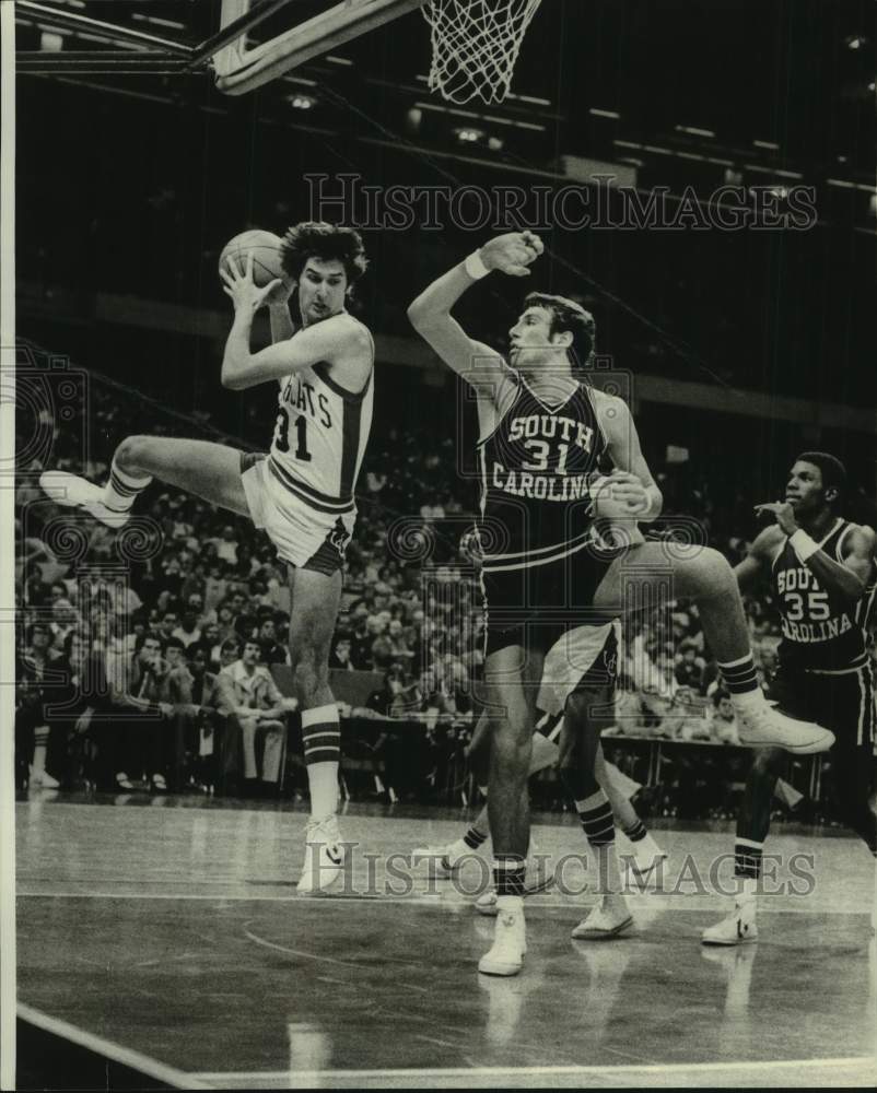 1977 Press Photo College basketball players in game at Louisiana Superdome - Historic Images