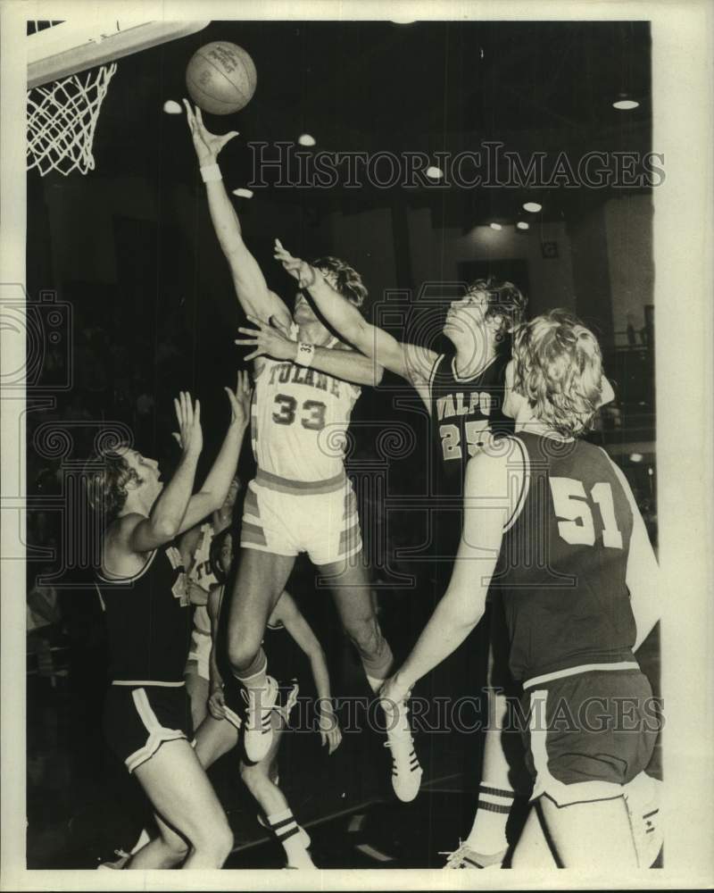 1973 Press Photo Tulane basketball player Ernie Losch drives to the basket - Historic Images