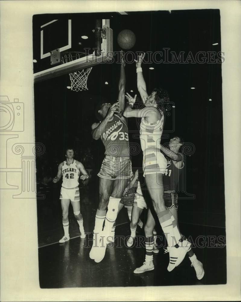 1973 Press Photo Tulane basketball player Ernie Losch #33 battles for a rebound- Historic Images