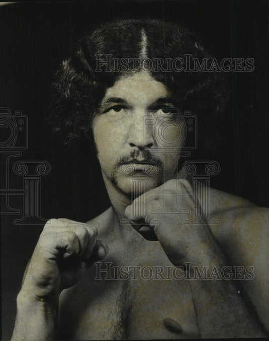 1974 Press Photo Boxer Al Hogan has his arms up, ready to punch - nos23770 - Historic Images