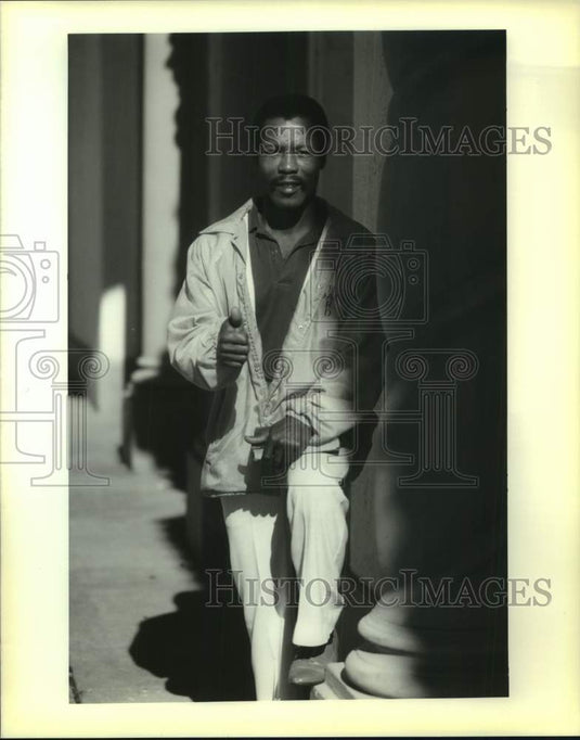 1989 Press Photo Former boxer Warren Matthews gives a "thumbs up" - nos23814 - Historic Images