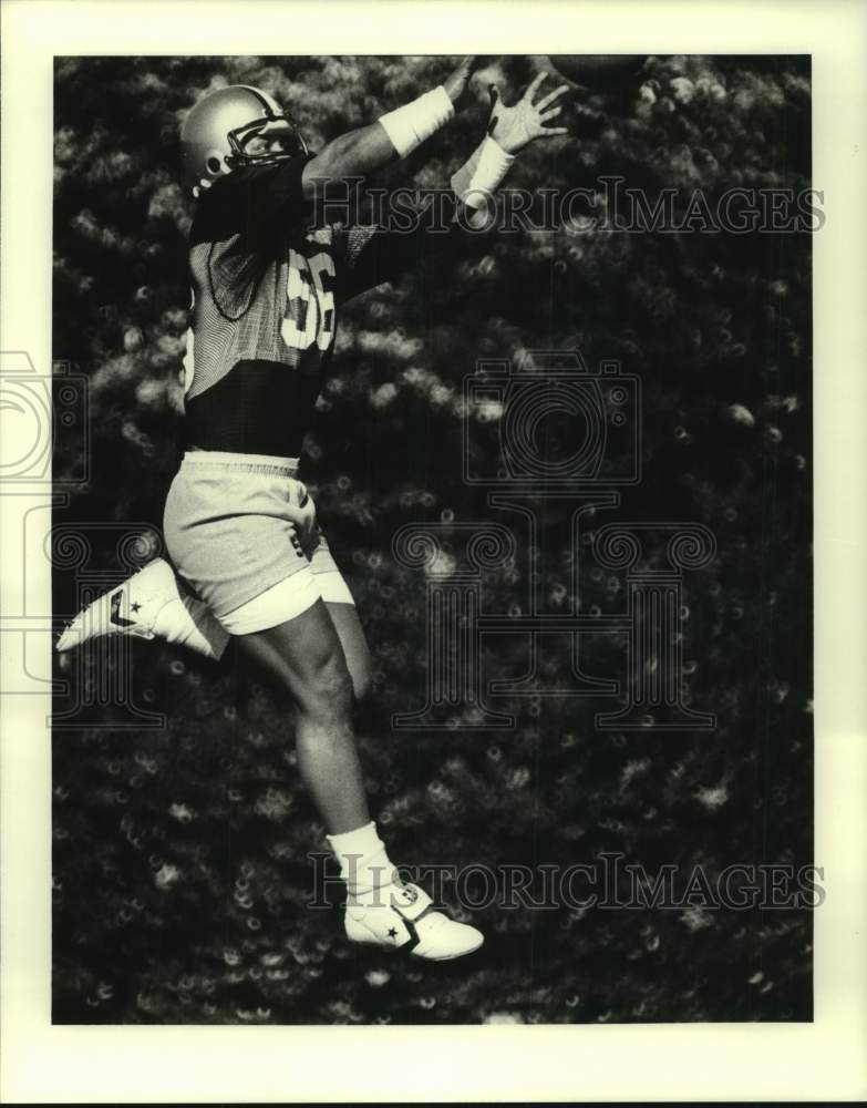 1989 Press Photo New Orleans Saints football player Reggie Matthis jumps up- Historic Images