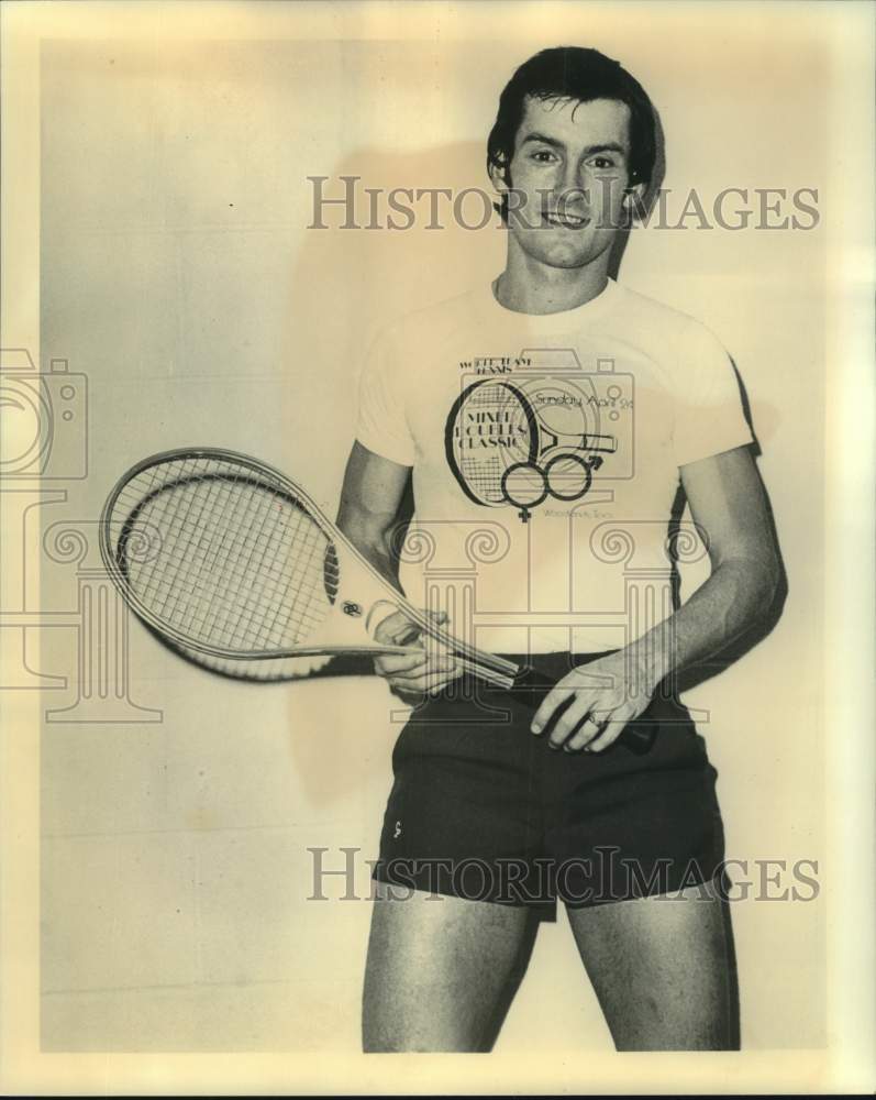 1977 Press Photo Tennis player Sandy Mayer poses with racket in his hand- Historic Images