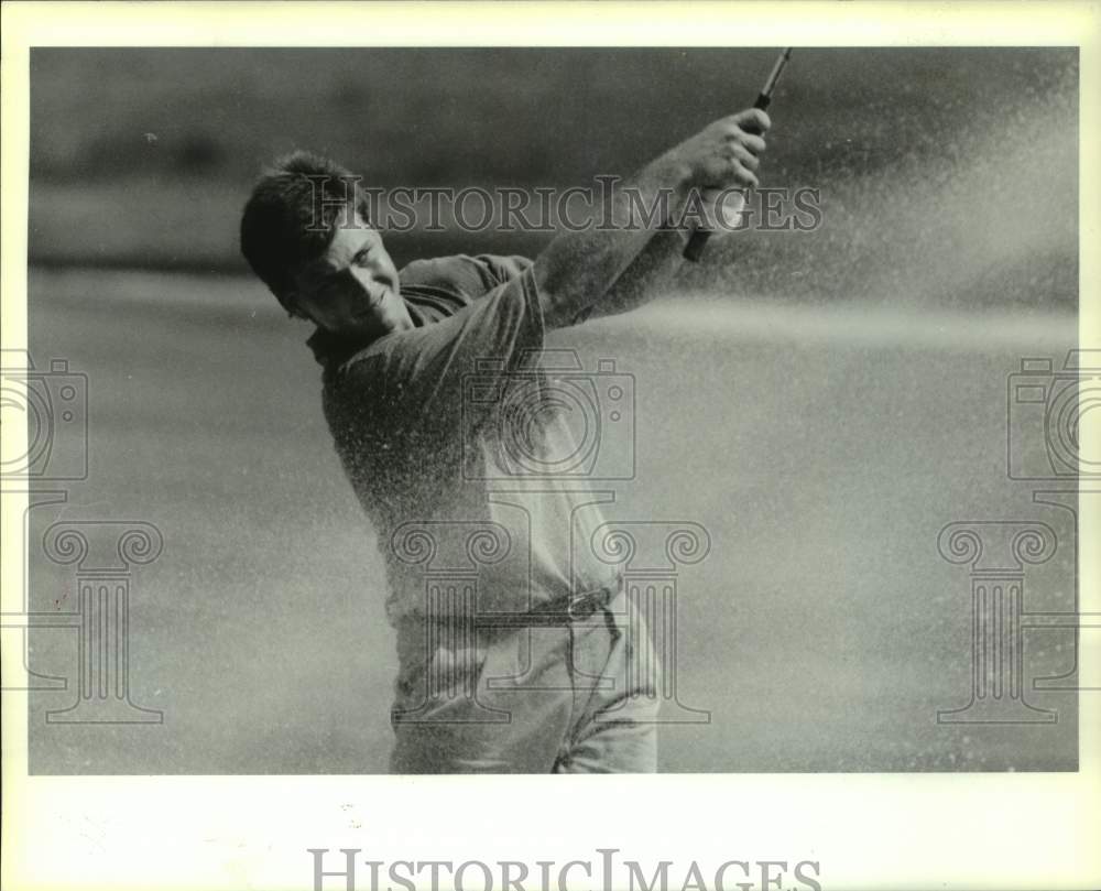 1990 Press Photo Golfer Perry Moss blasts out of a fairway trap at English Turn- Historic Images