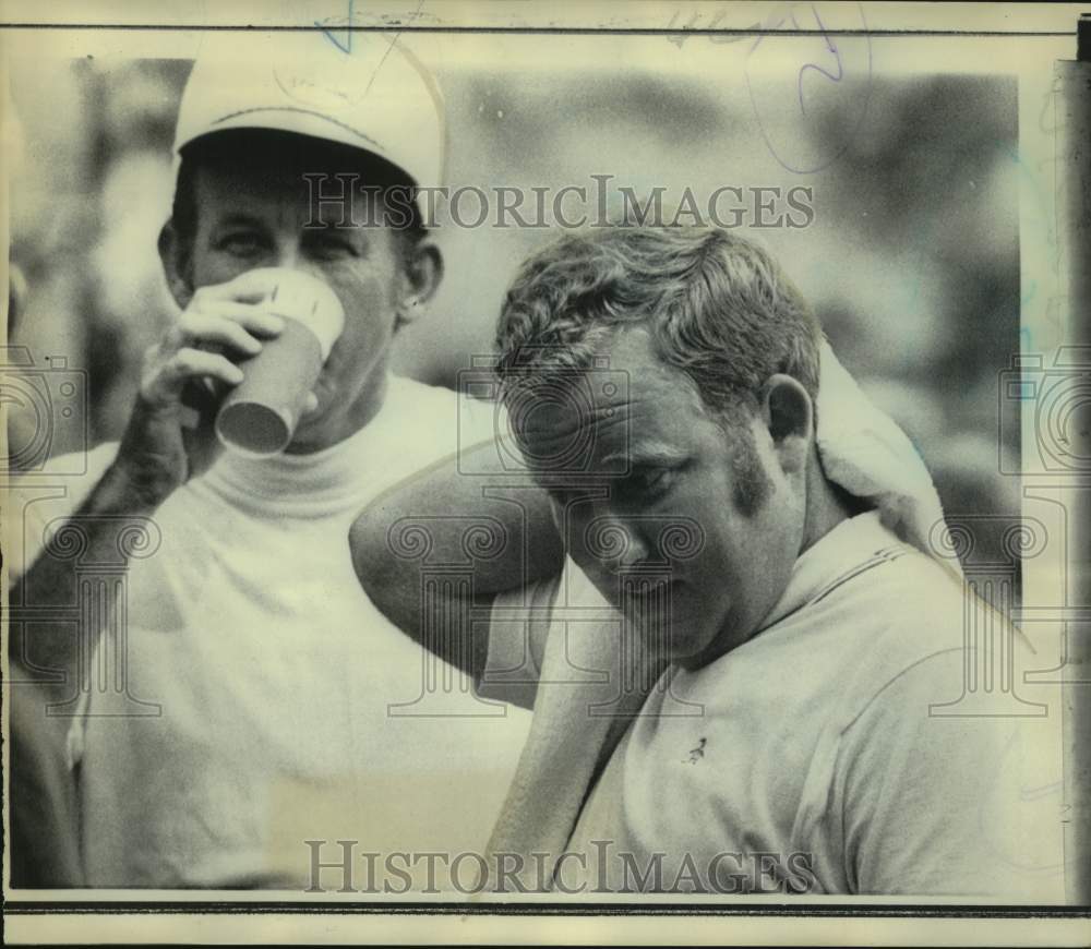 1969 Press Photo Golfer Bob Murphy towels off his head & another man sips a cup- Historic Images
