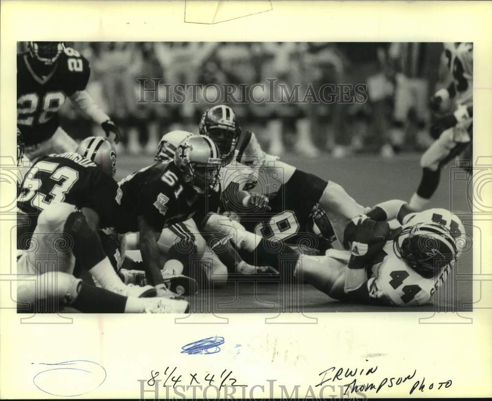 1989 Press Photo New Orleans Saints football player Sam Mills knocks #44 down- Historic Images