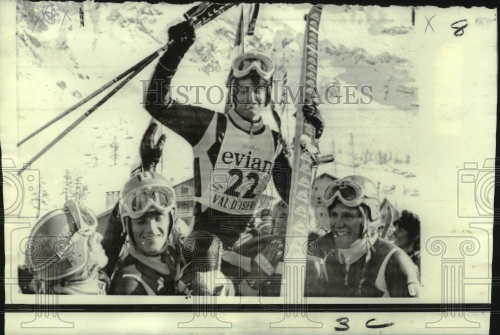 1969 Press Photo Australian skier Malcolm Milne is hoisted up by French skiers - Historic Images