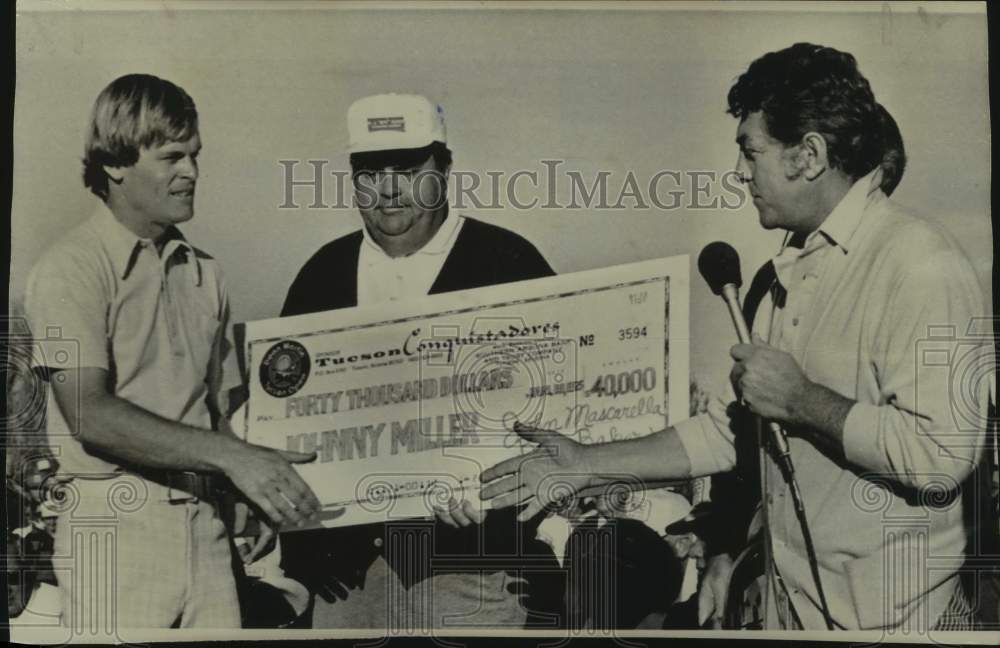 1975 Press Photo Golfer Johnny Miller with Dean Martin in Tucson, Ariz ...