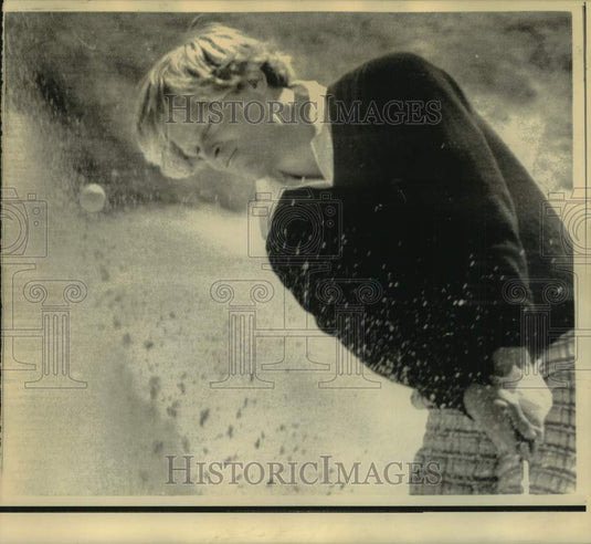 1974 Press Photo Golfer Johnny Miller blasts from a sand trap in Hilton Head, SC - Historic Images