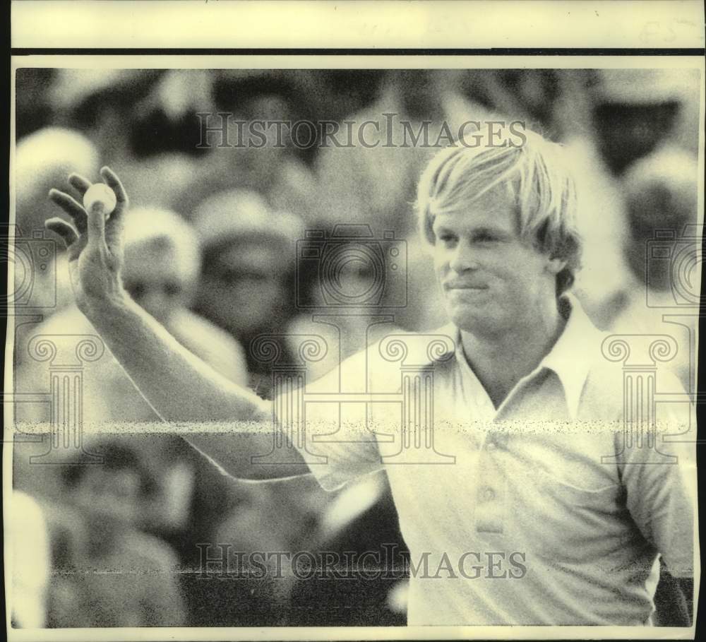 1974 Press Photo Golfer Johnny Miller waves to the crowd with ball in his hand - Historic Images