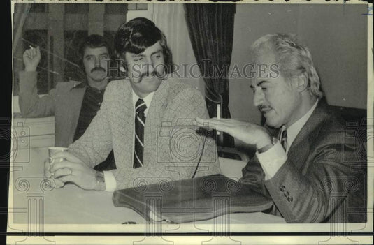 1974 Press Photo Major League Baseball Players attorney Marvin Miller talks- Historic Images