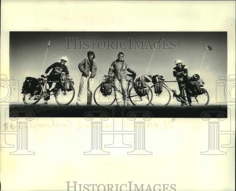 1985 Press Photo Charity bicycle riders and their host in Metairie, Louisiana - Historic Images