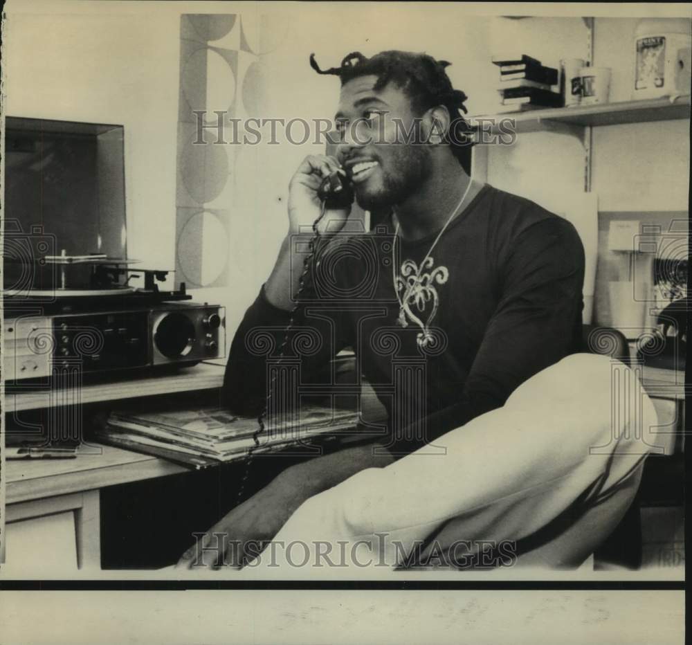 1975 Press Photo Football - Houston's Mac Mitchell Talks to Newsmen - nos24028 - Historic Images