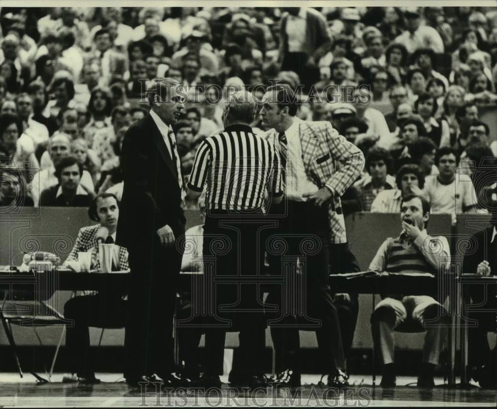 1976 Press Photo Basketball - Coach Charles Moir of Tulane in Action During Game- Historic Images