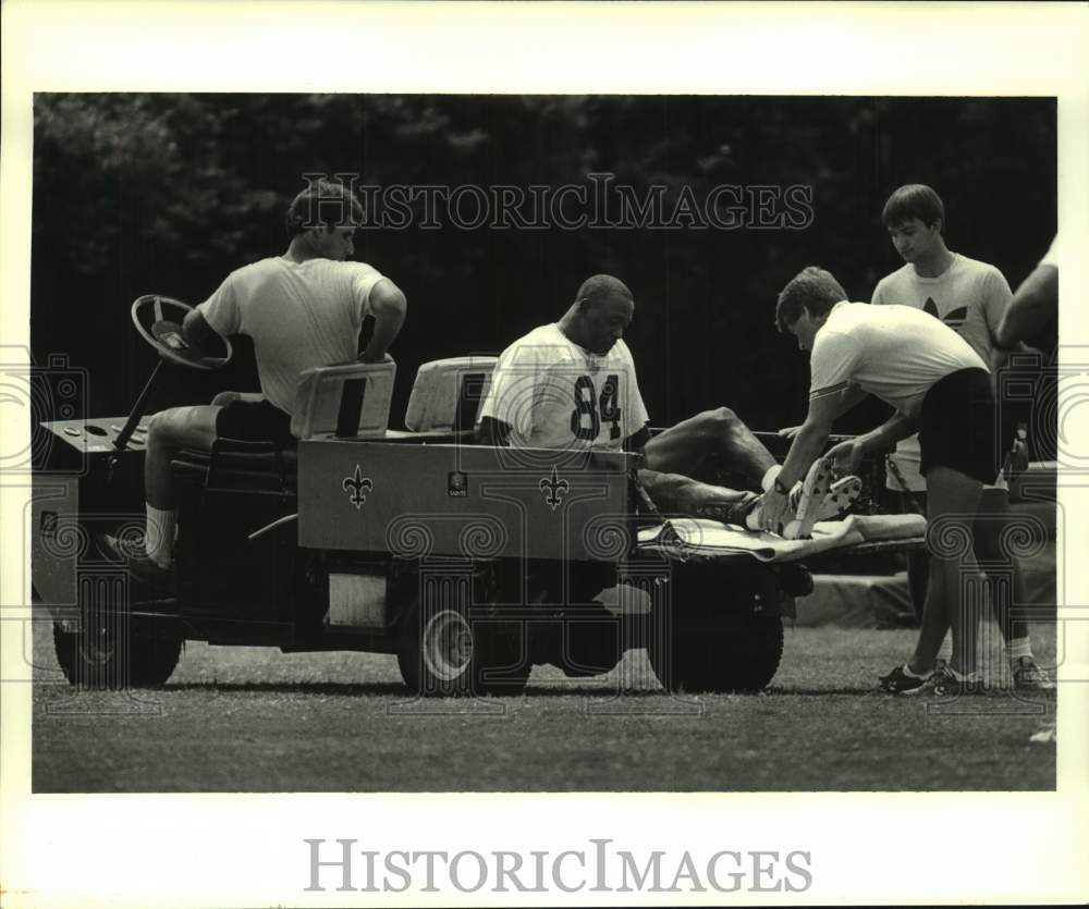 1987 Press Photo New Orleans Saints football player Eric Martin injures leg - Historic Images