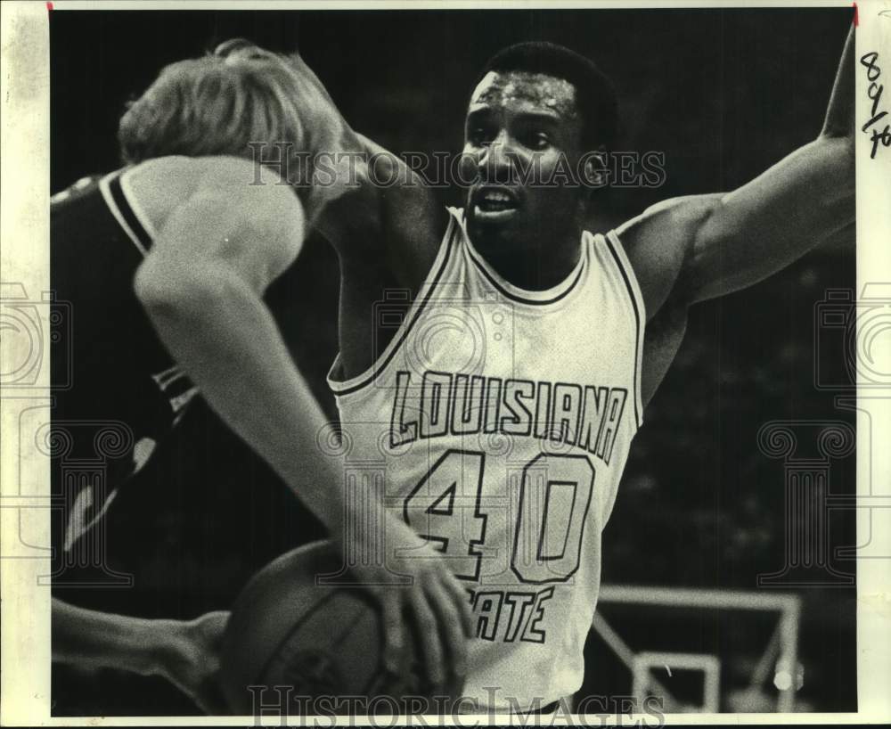 1981 Press Photo LSU basketball player Rudy Macklin #40 guard opponent in game - Historic Images