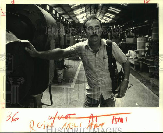 1987 Press Photo Vietnam veteran Ron Martin holds his tool belt at work at MECO- Historic Images