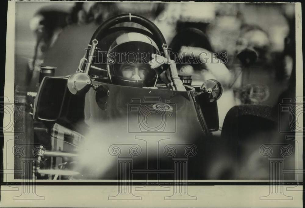 1975 Press Photo Race car driver Billy MacDonald lowers face shield on helmet - Historic Images