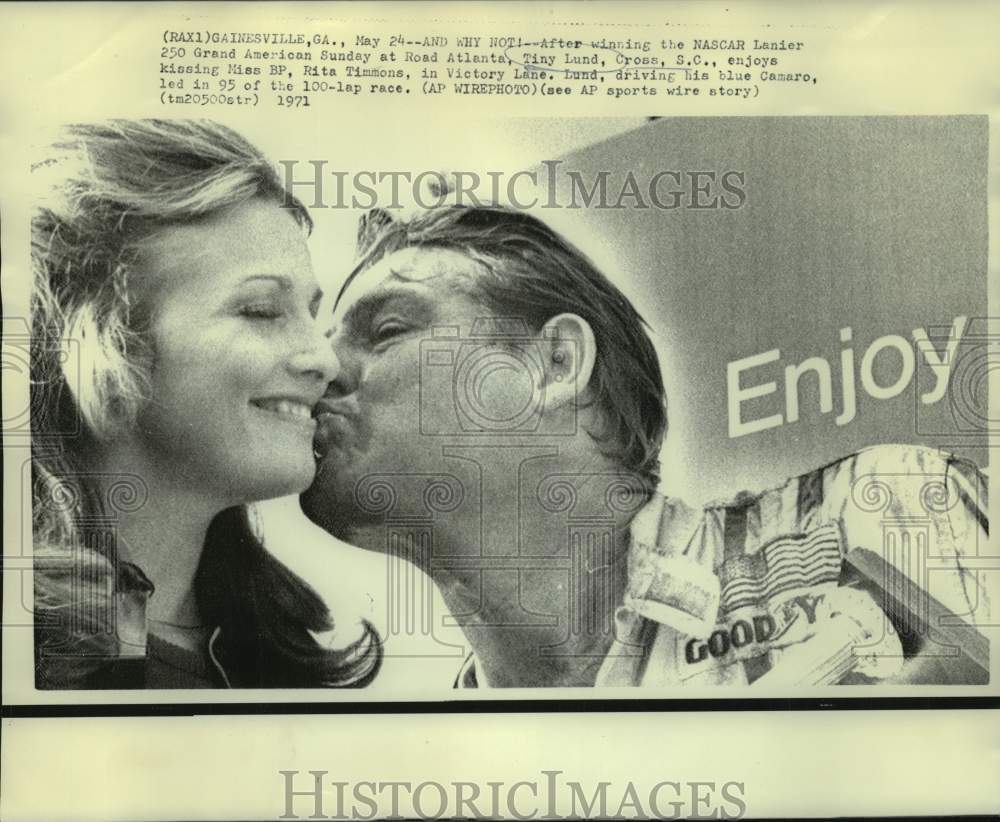 1971 Press Photo NASCAR race car driver Tiny Lund kisses Rita Timmons after win - Historic Images