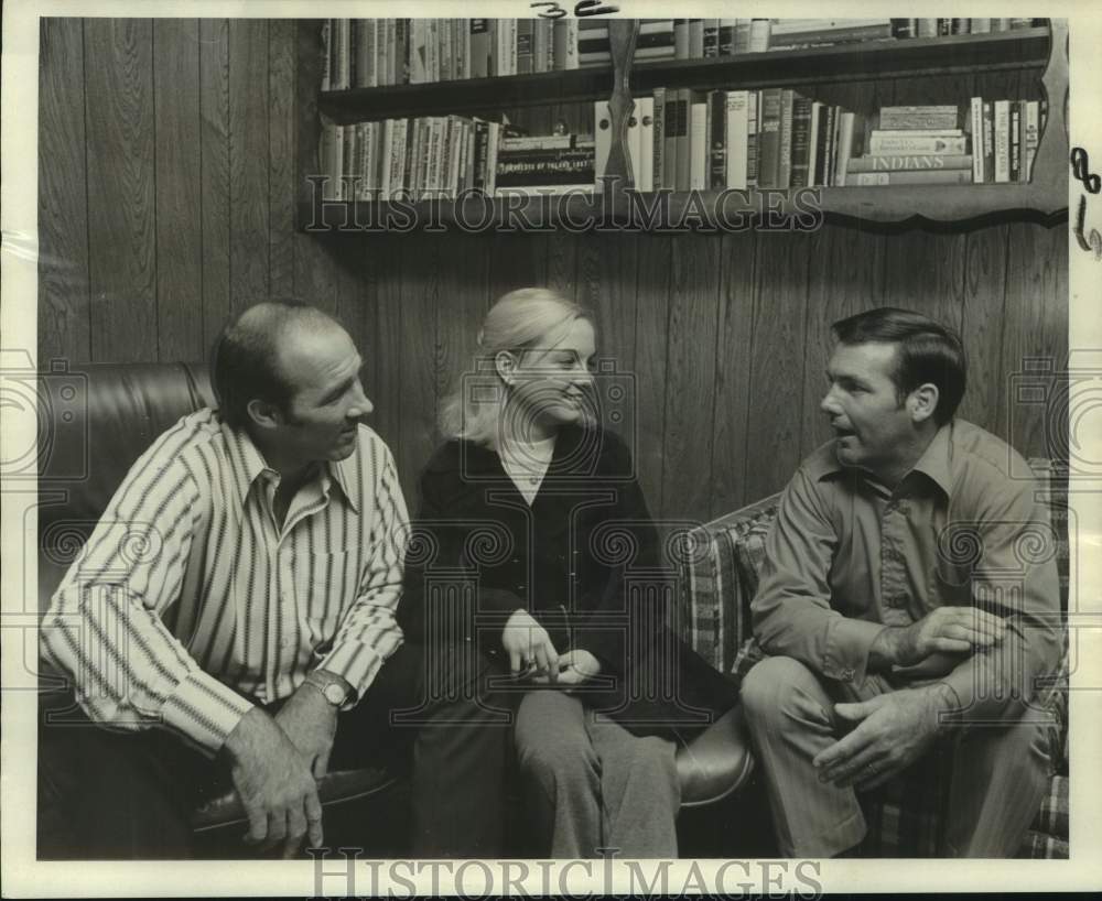 1972 Press Photo Tommy Mason, gymnast Cathy Rigby and Claude Mason sit and talk - Historic Images