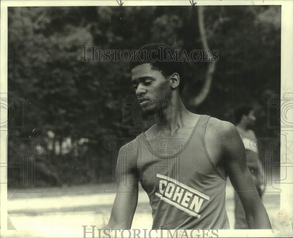 1981 Press Photo Cohen track athlete Henry Mathews looks down at the ground - Historic Images