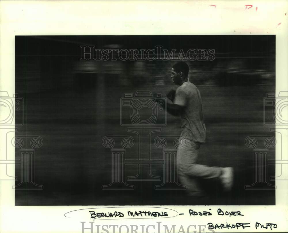 1986 Press Photo Rose&#39;s boxer Bernard Matthews runs in training - nos24274 - Historic Images