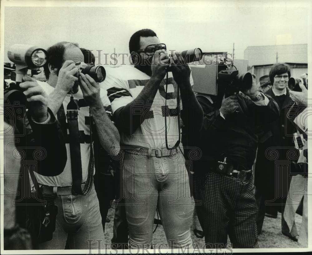 1978 Press Photo Dallas Cowboys football player Harvey Martin takes pictures - Historic Images