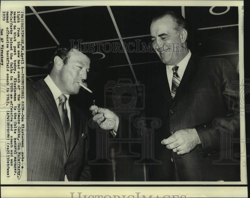 1970 Press Photo Baltimore Colts Don Klosterman Gets a Light from Don McCafferty- Historic Images