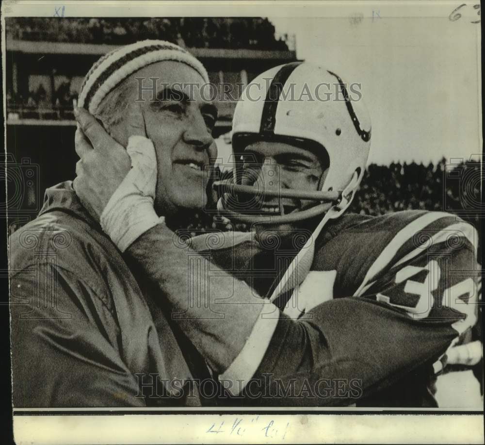 1971 Press Photo Baltimore Colts Tom Nowatzke Hugs Tom McCafferty Wins AFC Title - Historic Images