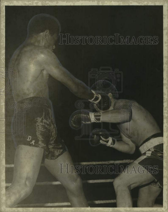 1971 Press Photo Boxers Dave Adkins and Tony Licata during a bout - nos24498- Historic Images
