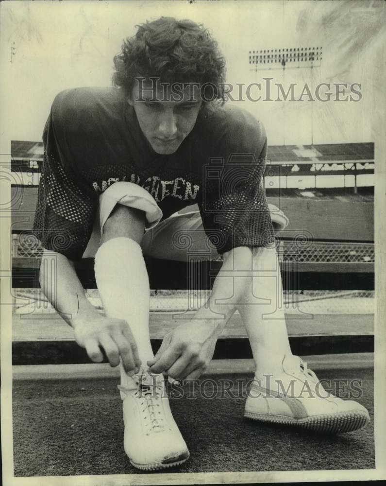 1976 Press Photo Football player Ed Murray laces up his shoes before practice- Historic Images