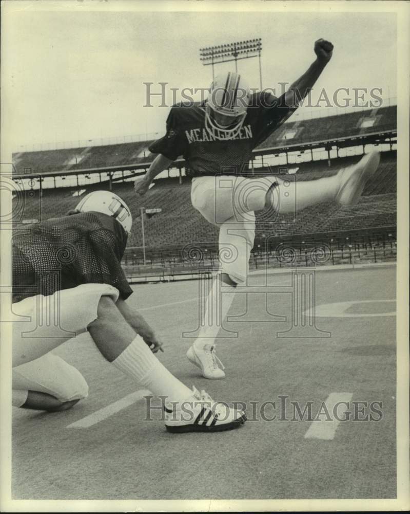 1980 Press Photo Tulane football kicker Ed Murray practices kicking in practice - Historic Images