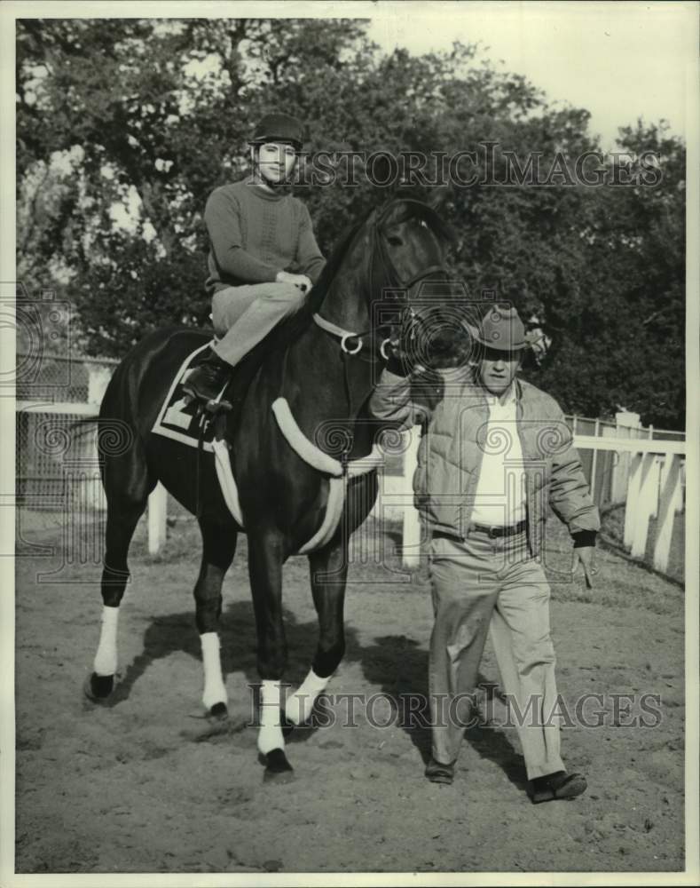 1970 Press Photo Race horse VIF, jockey Billy Silva in saddle, led by trainer- Historic Images