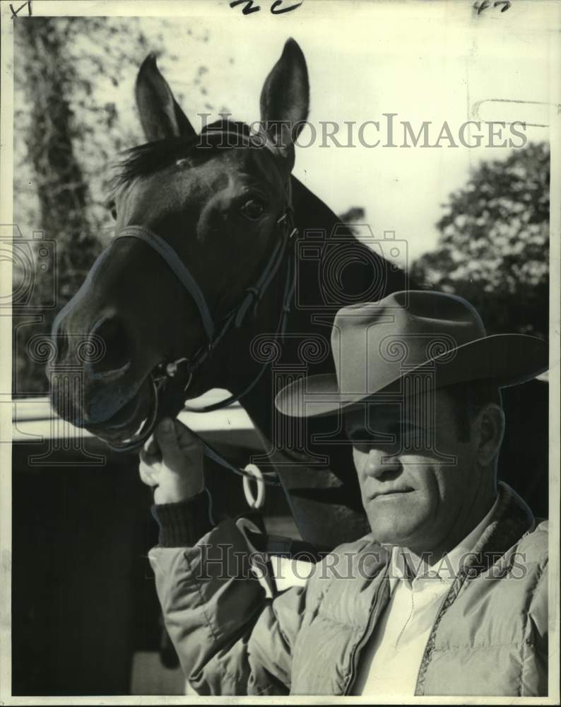 1969 Press Photo Trainer J. O. Meaux holds reigns on race horse VIF - nos24632- Historic Images