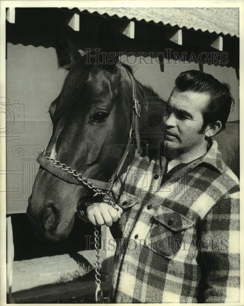 1973 Press Photo Trainer Billy Fox holds reigns of race horse Mary B. Good 2nd - Historic Images