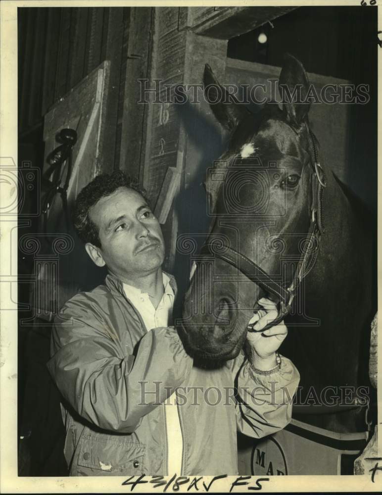 1978 Press Photo Trainer Oscar Mauriguez pets nose of race horse One is Enough - Historic Images