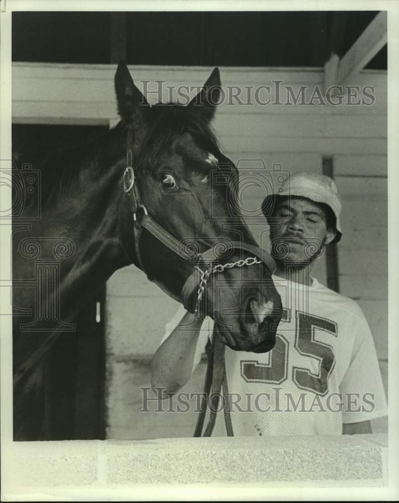 1976 Press Photo Shortman Harris looks over reigns of race horse On The Sly - Historic Images