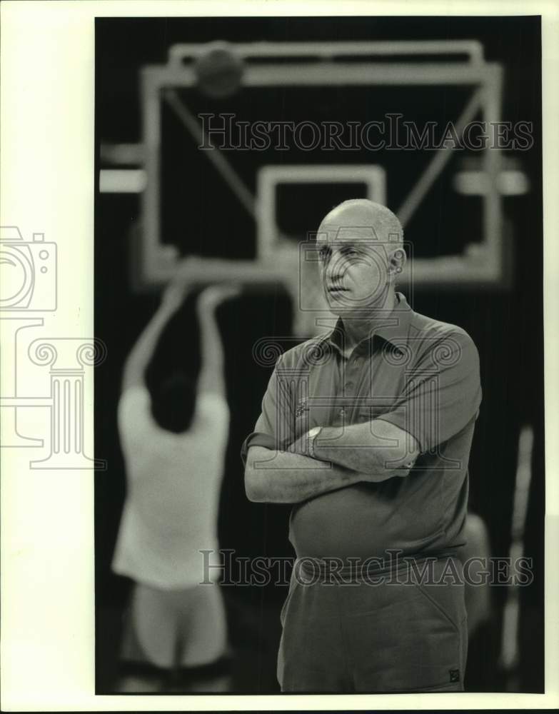 1987 Press Photo UNLV basketball Jerry Tarkanian during practice- Historic Images