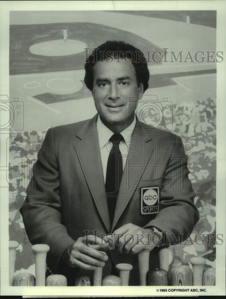 1985 Press Photo ABC sportscaster Al Michaels stands in front of baseball bats- Historic Images