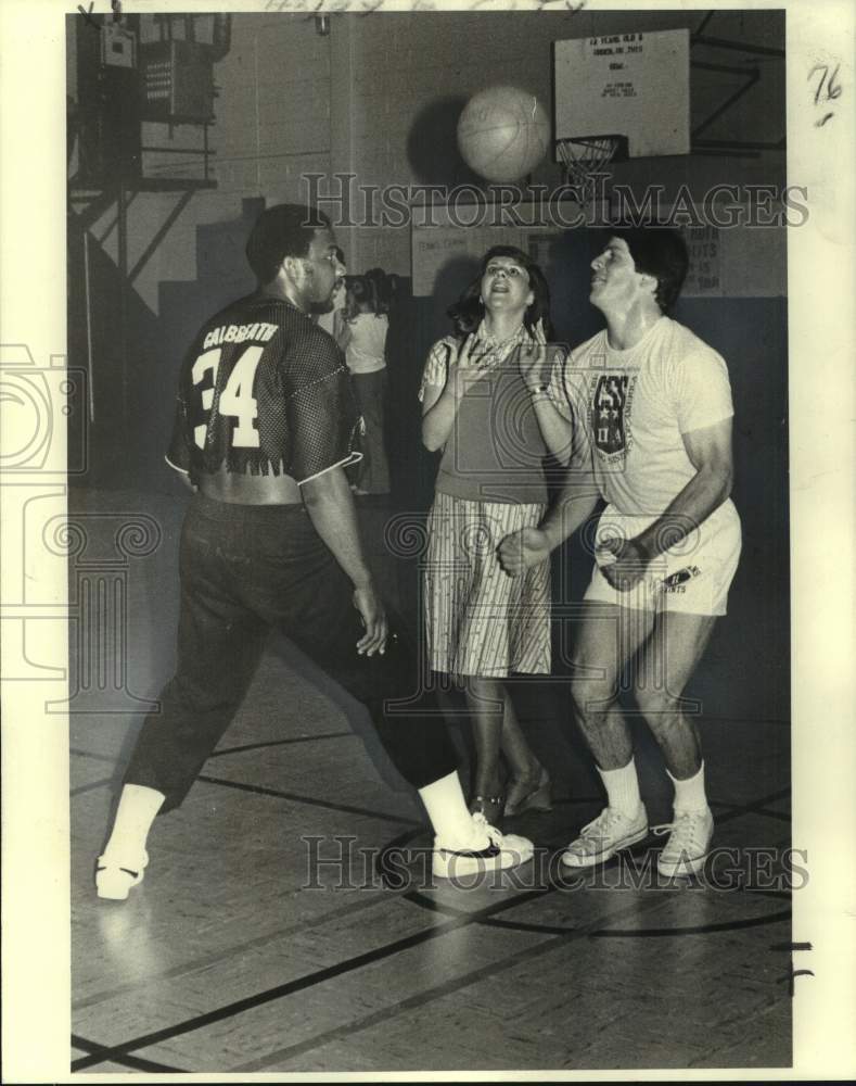 1979 Press Photo Saints football players, flight attendant on basketball court- Historic Images