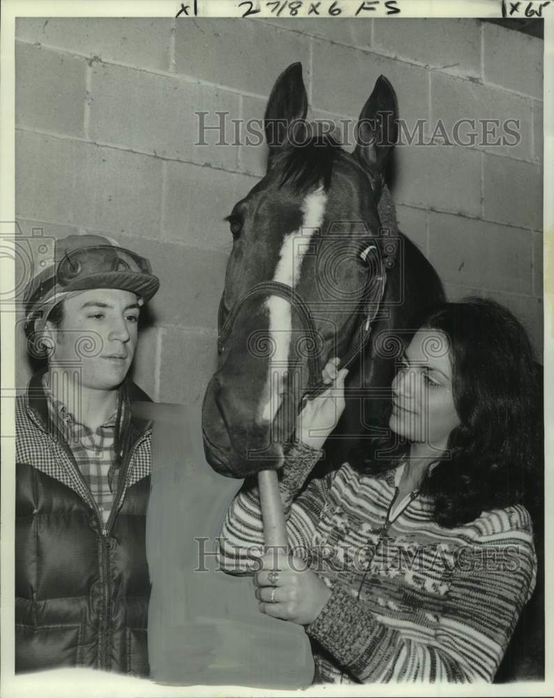 1977 Press Photo Horse Racing - Carmella Catalano Feeds Carrot to Regal Rumor- Historic Images