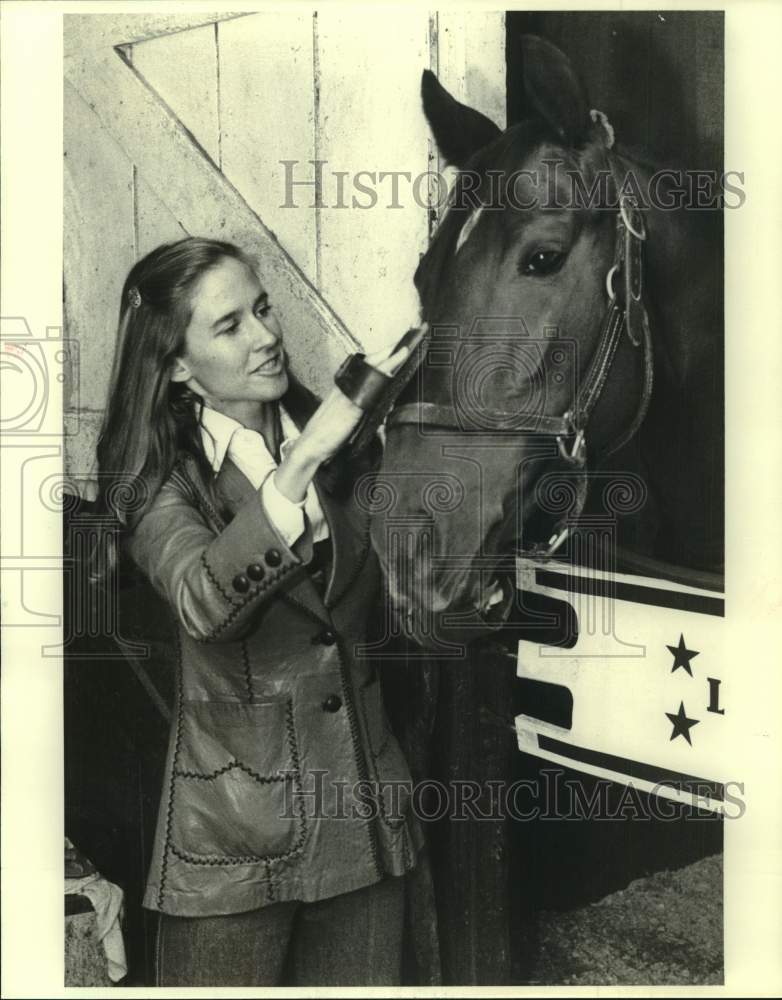 1978 Press Photo Virginia Neary scratches nose of a race horse in a stable- Historic Images