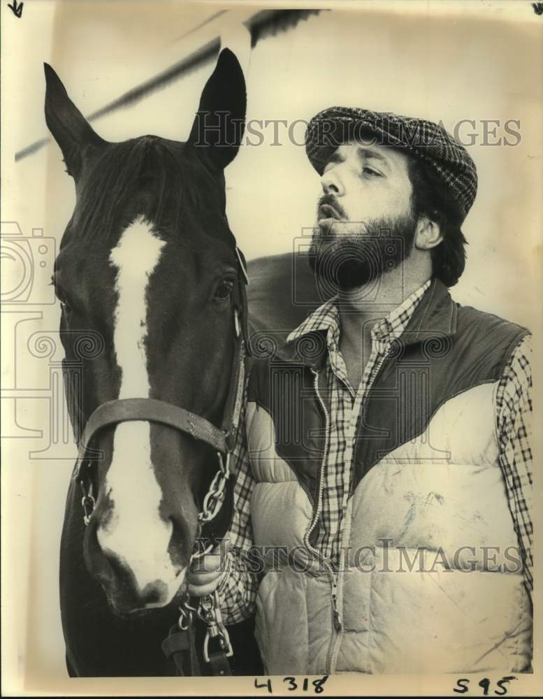 1980 Press Photo Dwight Viator whispers in the ear of race horse Top Avenger- Historic Images