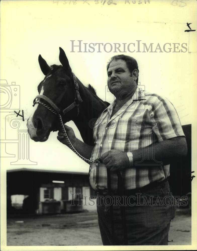 1980 Press Photo Trainer H.J. Delahoussaye with race horse Cajun Mocassin. - Historic Images